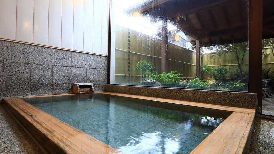 Ito Usami Onsen: Minshuku Fukabe - A Guesthouse with Delicious Seafood and Gemstone Open-Air Baths