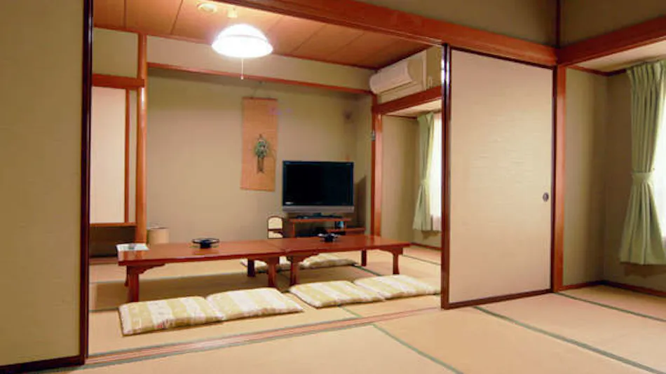 Ito Usami Onsen: Minshuku Fukabe - A Guesthouse with Delicious Seafood and Gemstone Open-Air Baths