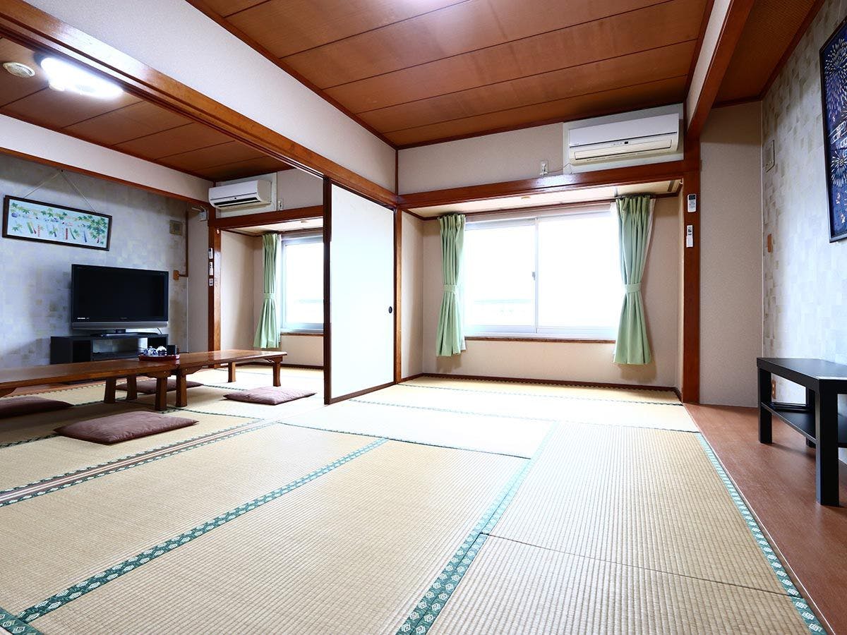 Ito Usami Onsen: Minshuku Fukabe - A Guesthouse with Delicious Seafood and Gemstone Open-Air Baths