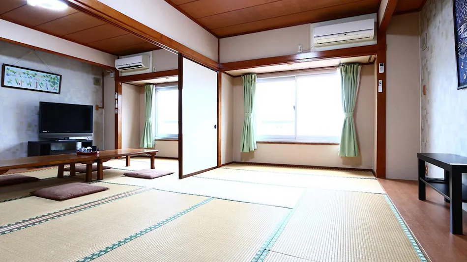 Ito Usami Onsen: Minshuku Fukabe - A Guesthouse with Delicious Seafood and Gemstone Open-Air Baths