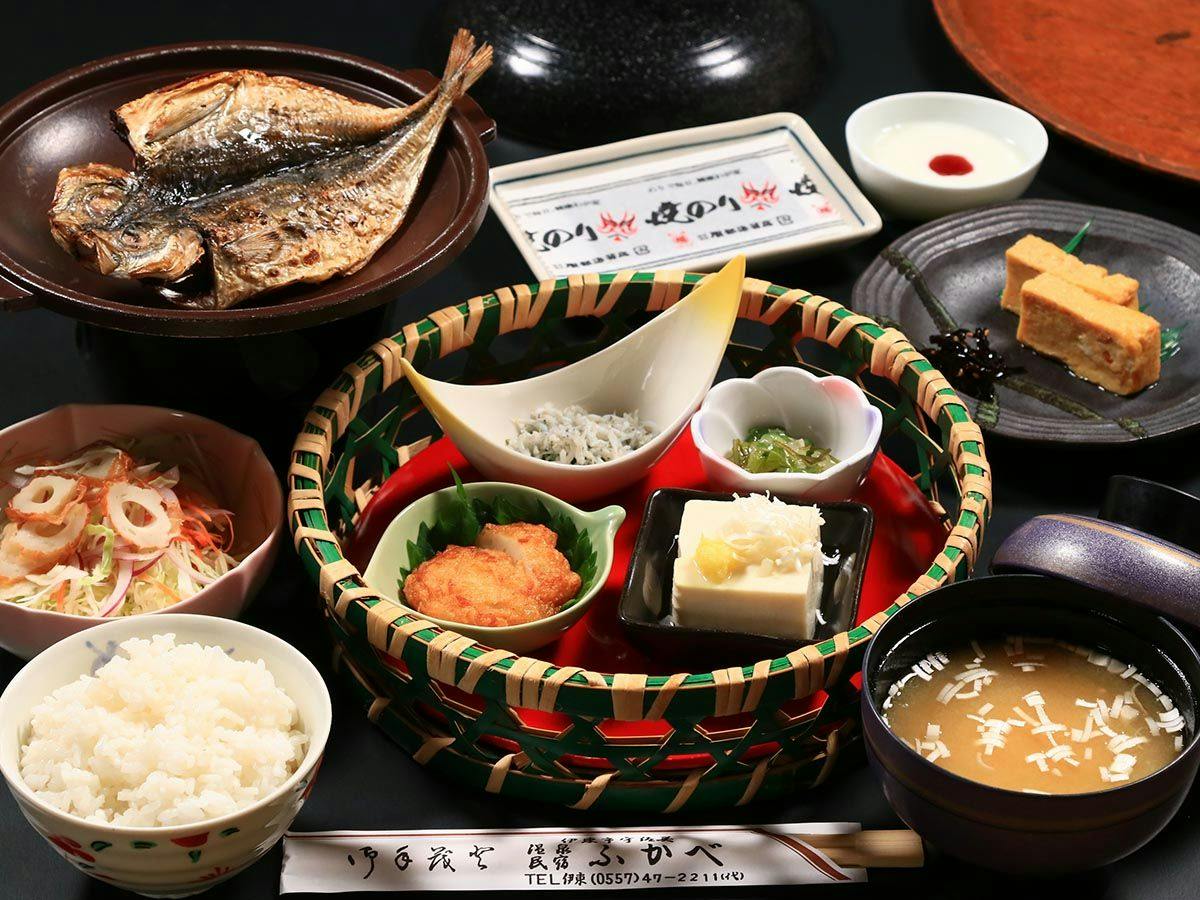 Ito Usami Onsen: Minshuku Fukabe - A Guesthouse with Delicious Seafood and Gemstone Open-Air Baths