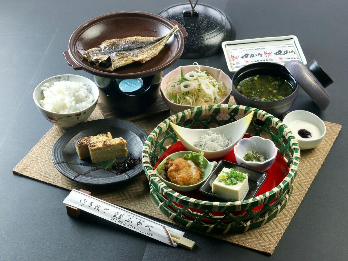 Ito Usami Onsen: Minshuku Fukabe - A Guesthouse with Delicious Seafood and Gemstone Open-Air Baths