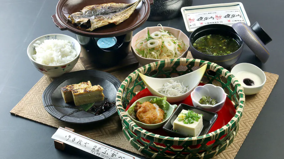 Ito Usami Onsen: Minshuku Fukabe - A Guesthouse with Delicious Seafood and Gemstone Open-Air Baths