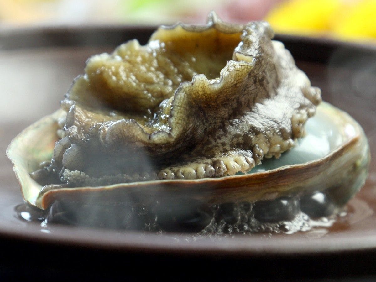 Ito Usami Onsen: Minshuku Fukabe - A Guesthouse with Delicious Seafood and Gemstone Open-Air Baths