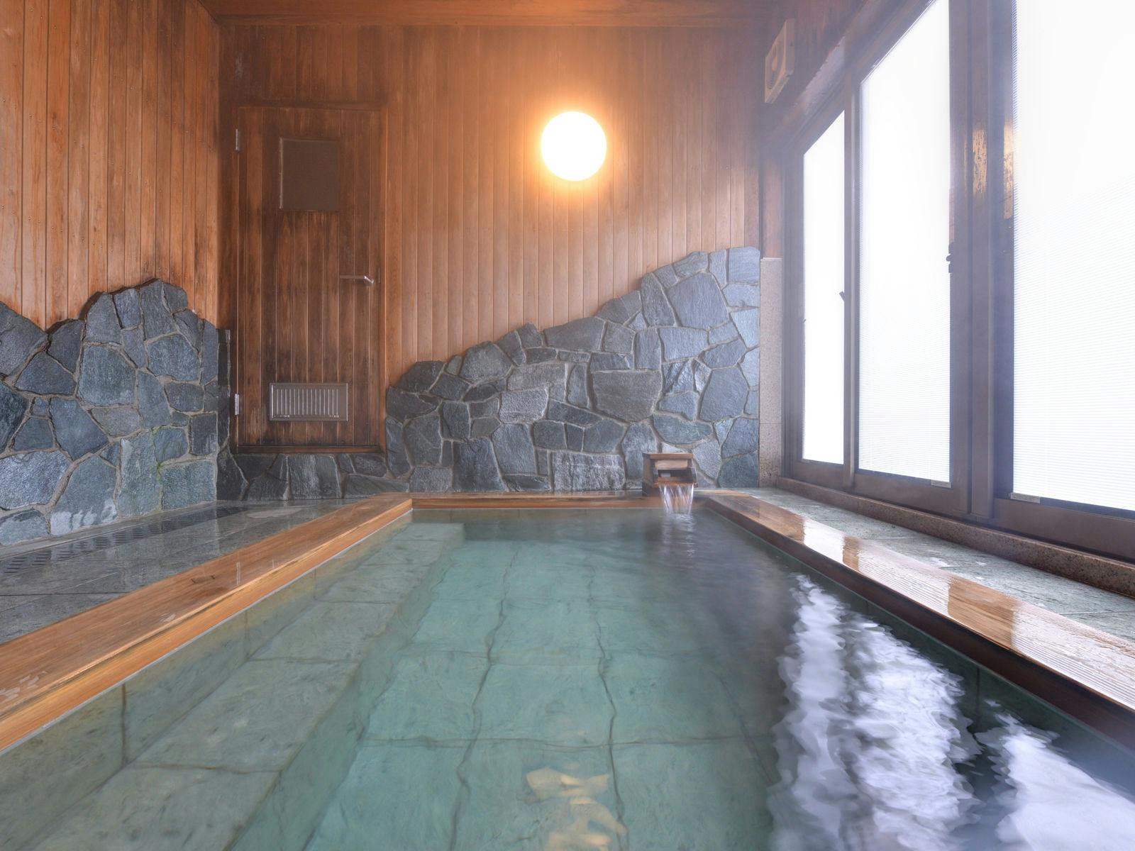 กลิ่นหอมอ่อนๆ ของไม้ลอยอบอวลในอ่างอาบน้ำฮิโนกิ