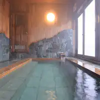 กลิ่นหอมอ่อนๆ ของไม้ลอยอบอวลในอ่างอาบน้ำฮิโนกิ