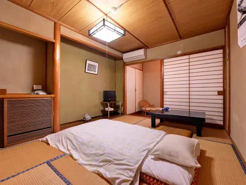 ห้องพักสไตล์ญี่ปุ่นแบบดั้งเดิมที่ให้ความรู้สึกผ่อนคลาย
