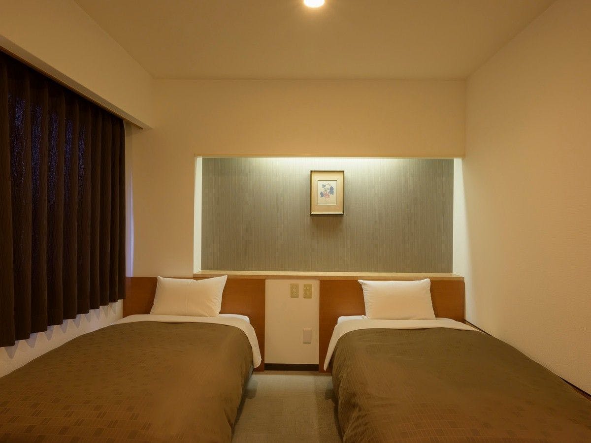 เตียงเดี่ยว 2 เตียง และโซฟา