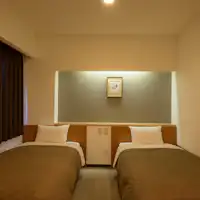 เตียงเดี่ยว 2 เตียง และโซฟา