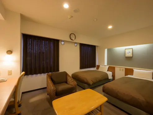 เตียงเดี่ยว 2 เตียง และโซฟา