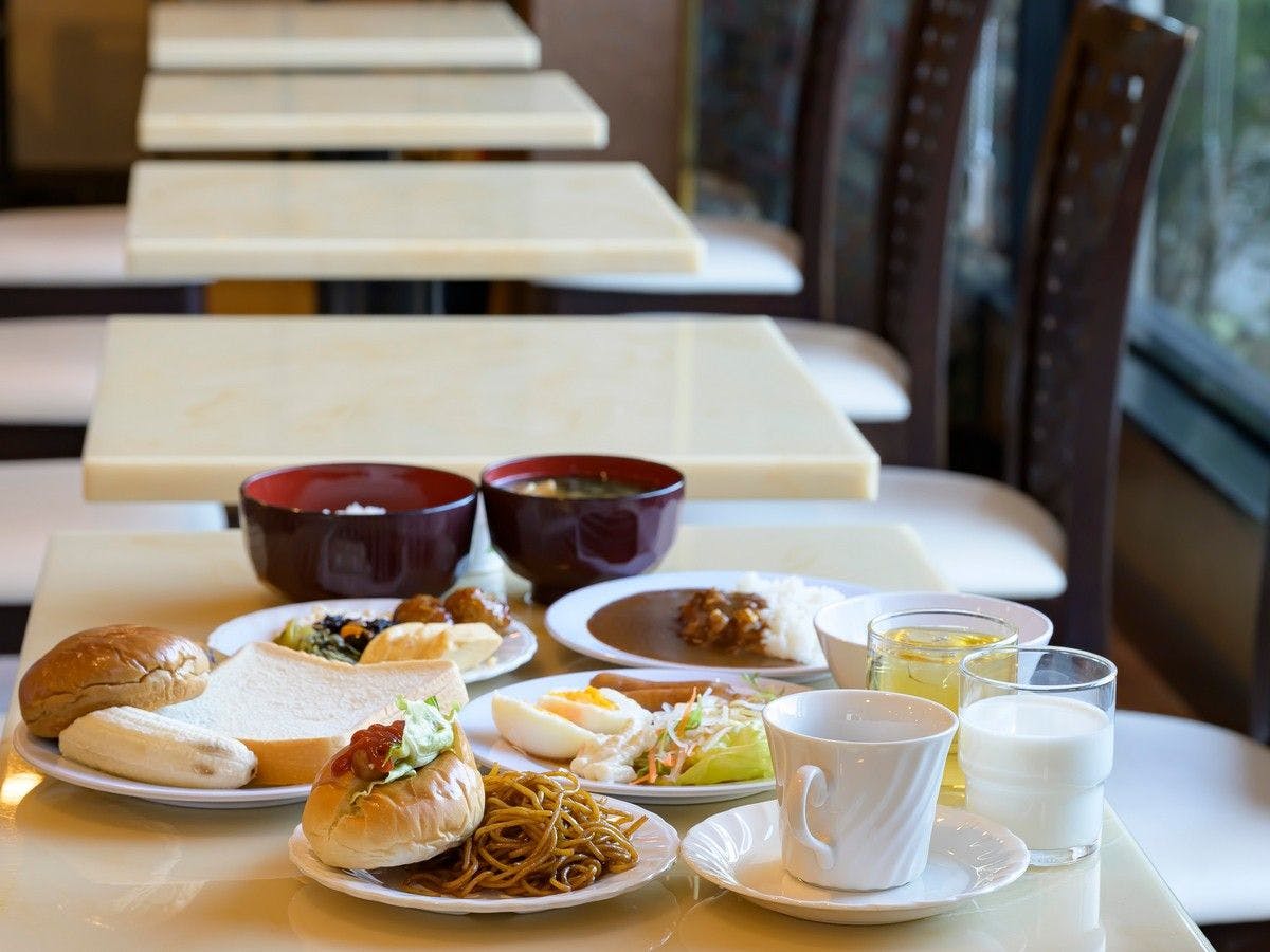 บุฟเฟ่ต์อาหารว่างแบบญี่ปุ่นและตะวันตก