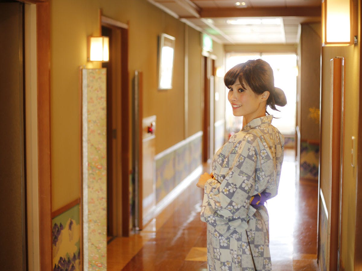 ภายในอาคารและหน้าห้องพัก