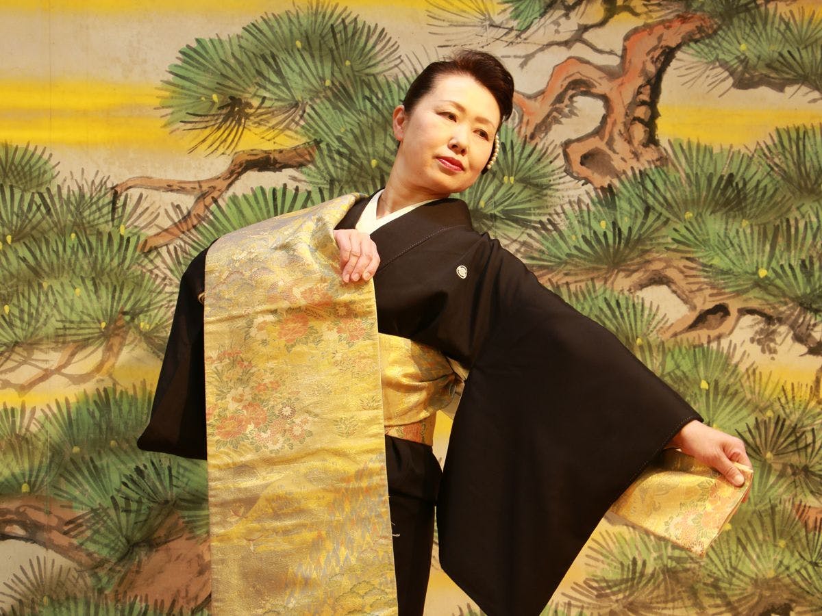 การเต้นรำในชุดประจำชาติ