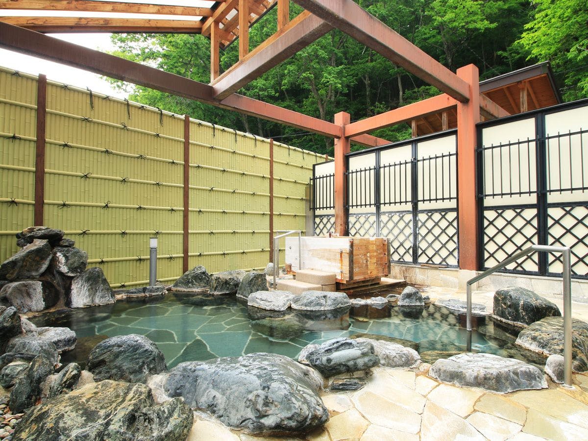 ผ่อนคลายทั้งร่างกายและจิตใจในบ่อออนเซ็นกลางแจ้งที่ให้ความรู้สึกปลอดโปร่ง