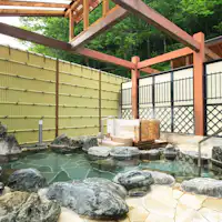 ผ่อนคลายทั้งร่างกายและจิตใจในบ่อออนเซ็นกลางแจ้งที่ให้ความรู้สึกปลอดโปร่ง