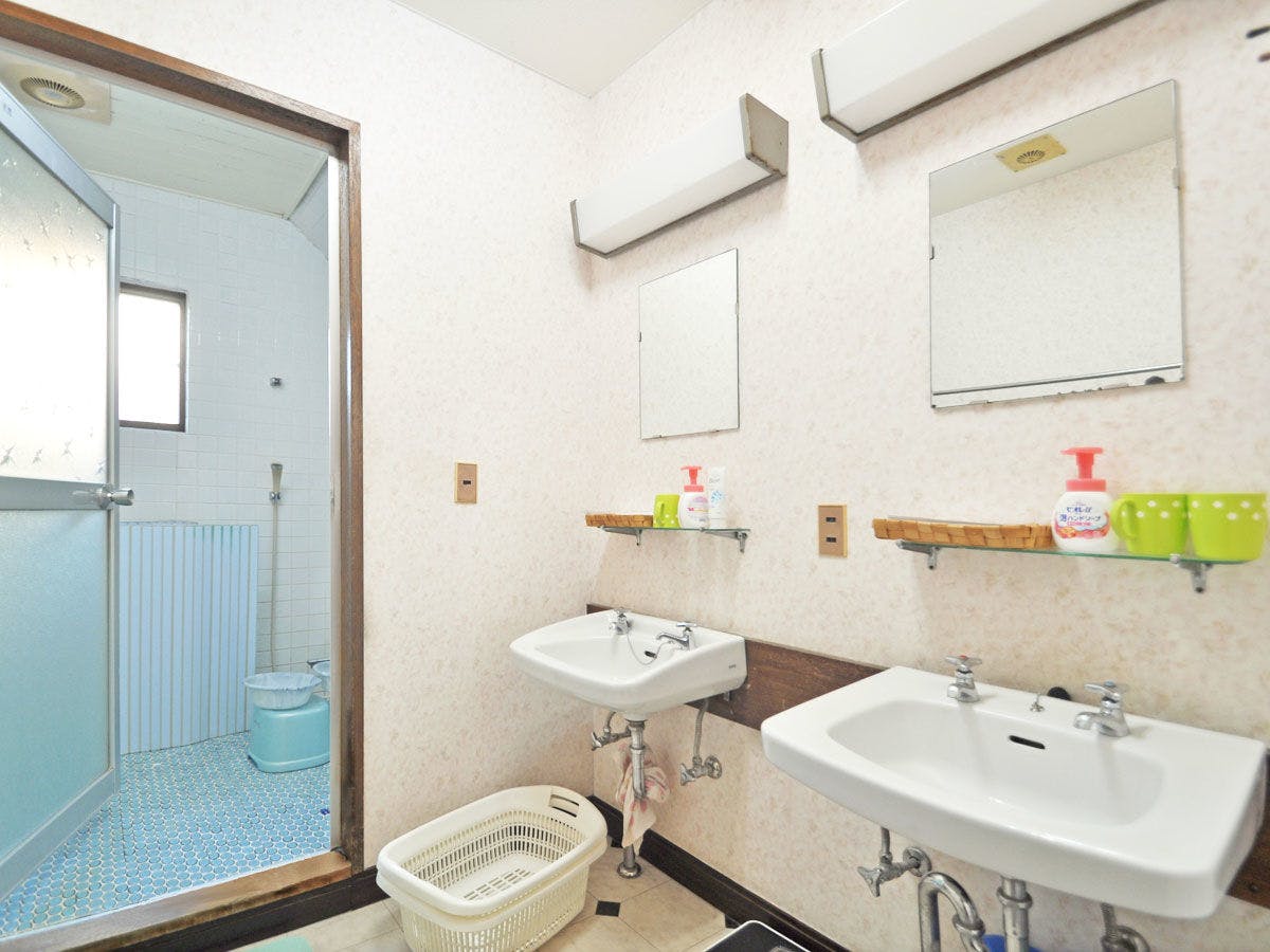 [ห้องเปลี่ยนเสื้อผ้าและล้างหน้ารวม]