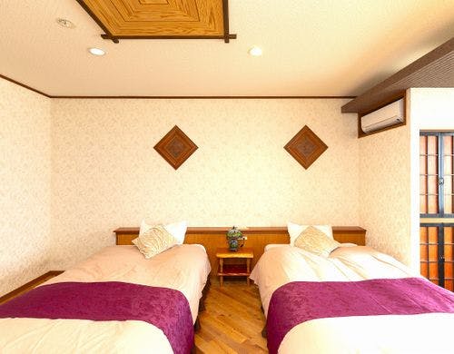 セミダブルベッド2台のツイン洋室