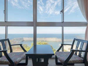 ในวันที่อากาศแจ่มใส ห้องพักสามารถมองเห็นทะเลสีฟ้าสดใส