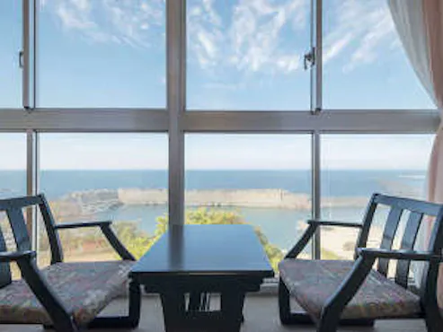 ในวันที่อากาศแจ่มใส ห้องพักสามารถมองเห็นทะเลสีฟ้าสดใส