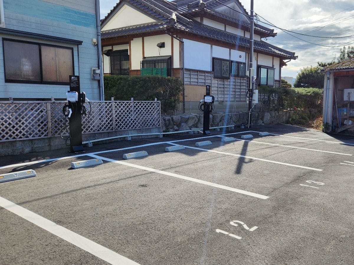 Kami menyediakan 4 unit pengecas EV di tempat letak kereta.