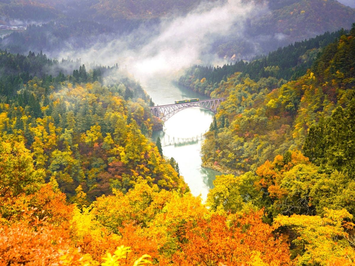 ใบไม้เปลี่ยนสีที่เอจิโกะยูซาวะที่ล้อมรอบด้วยธรรมชาติอันยิ่งใหญ่