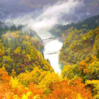 ใบไม้เปลี่ยนสีที่เอจิโกะยูซาวะที่ล้อมรอบด้วยธรรมชาติอันยิ่งใหญ่