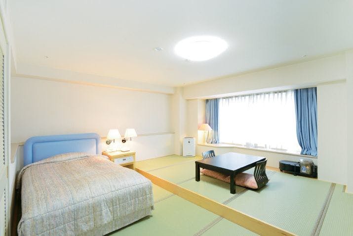 ห้องพักสไตล์ญี่ปุ่นและตะวันตก พร้อมเสื่อทาทามิและเตียง ขนาด 37 ตารางเมตร