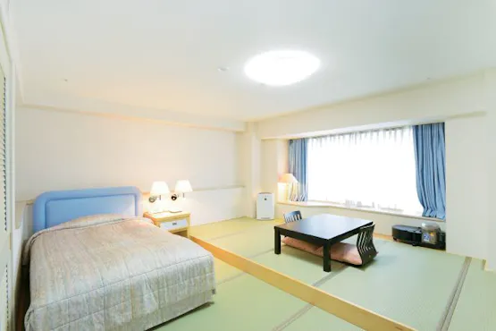 ห้องพักสไตล์ญี่ปุ่นและตะวันตก พร้อมเสื่อทาทามิและเตียง ขนาด 37 ตารางเมตร