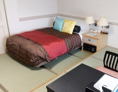 和洋室　畳とベッドのお部屋　３７平米