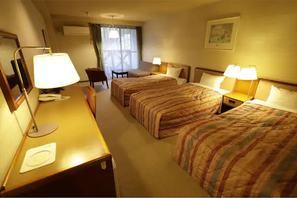 ตัวอย่างห้องพักแบบสามคนในอาคารเสริม