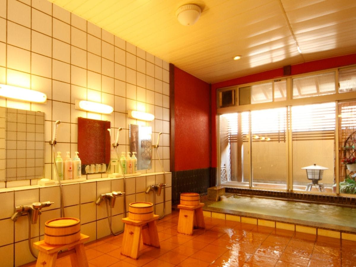 ห้องอาบน้ำสาธารณะ (หญิง)