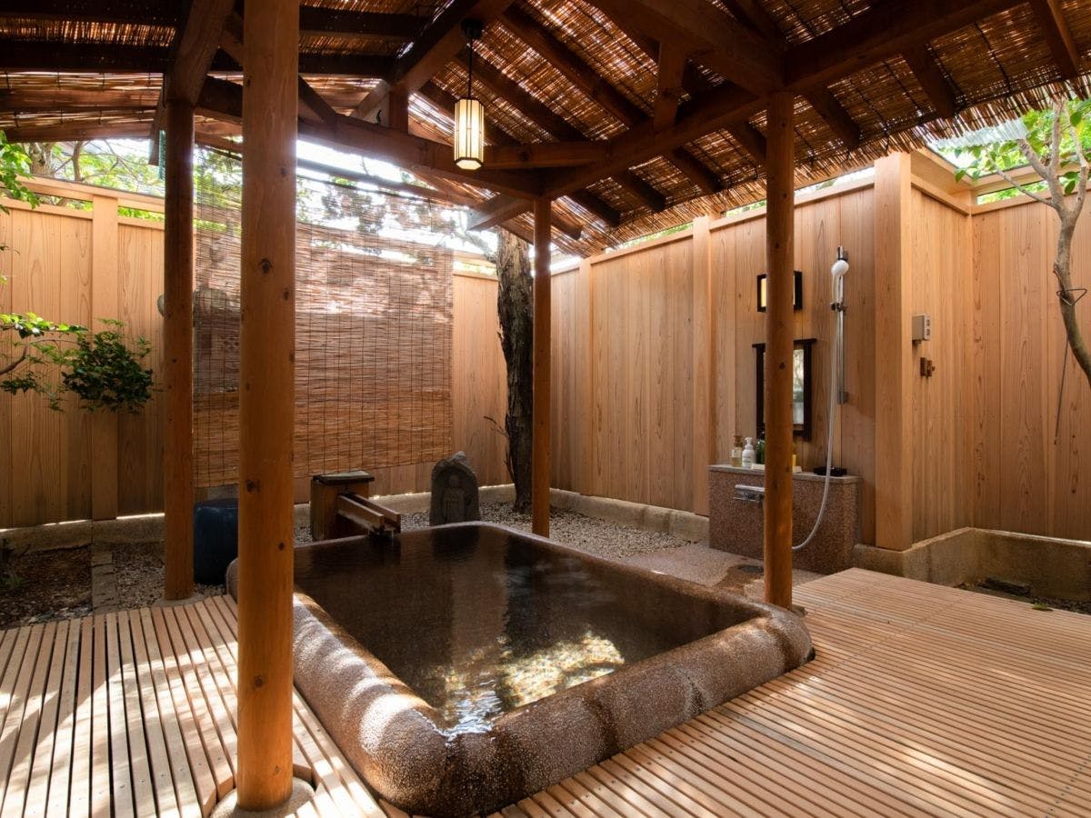 【นางามิ】ห้องพักพร้อมบ่อน้ำพุร้อนธรรมชาติและอ่างอาบน้ำกลางแจ้ง