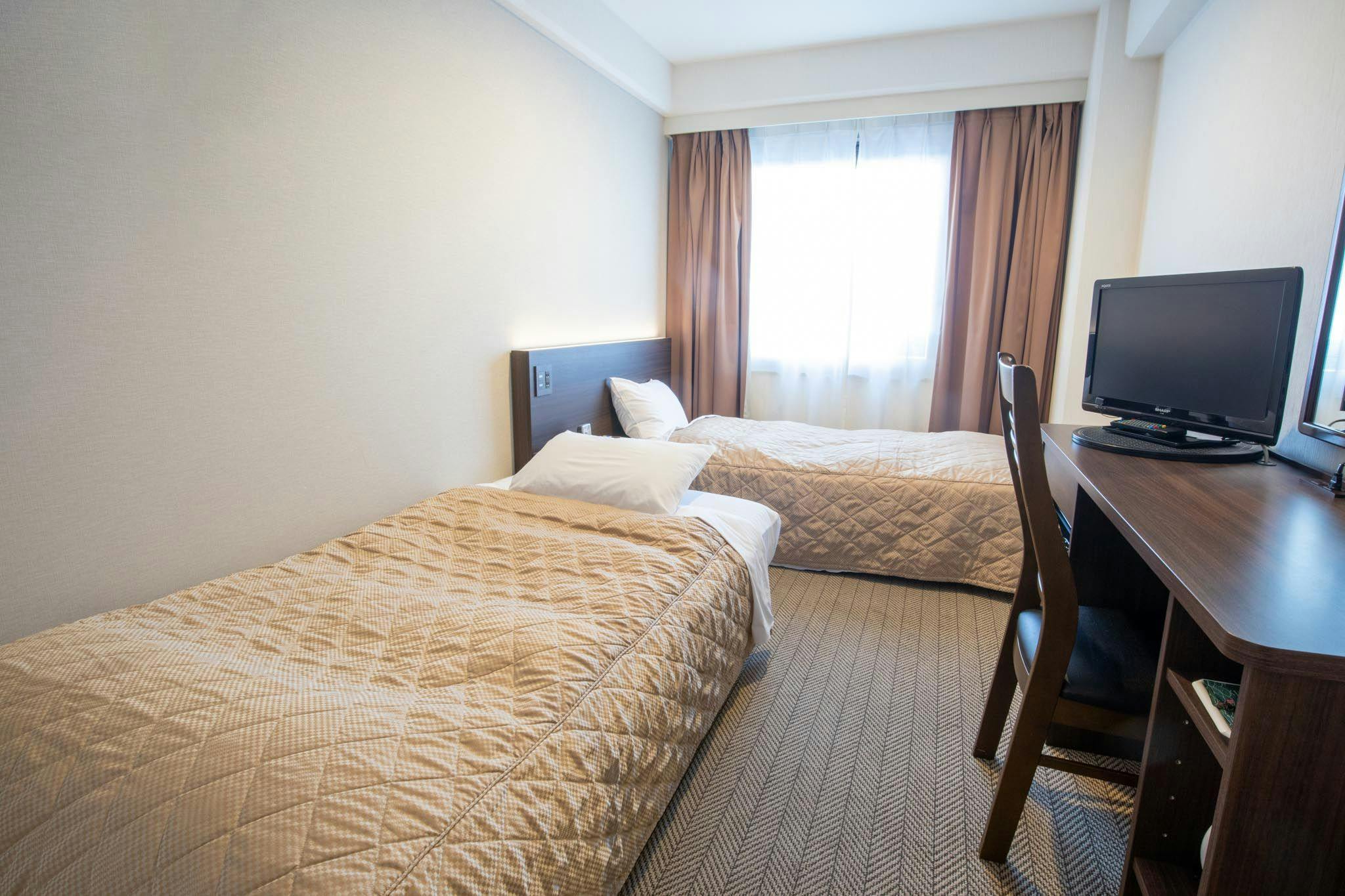 ภายในห้องพักแบบเตียงคู่ราคาประหยัด (ตอนเช้า)