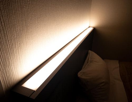 枕元にはコンセントを２つ常備