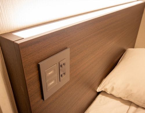 ベッドには柔らかな間接照明が備え付け。