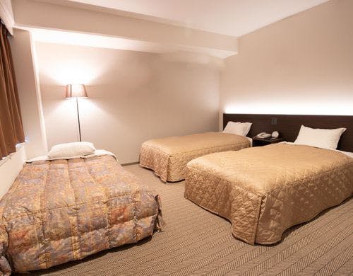 トリプルルーム内観（朝）