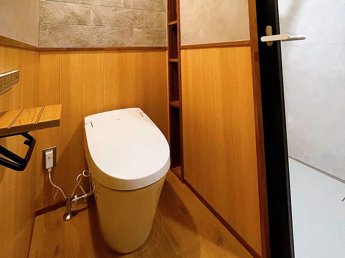 ห้องน้ำในห้องพักทุกห้องได้รับการปรับปรุงใหม่.