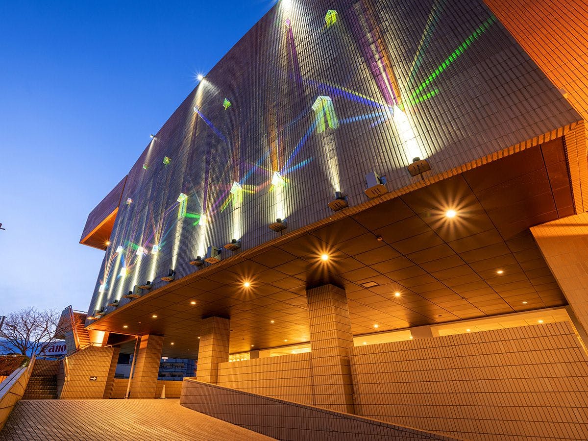 ศิลปะด้านหน้าทางเข้า 'Crossing'