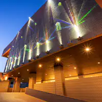 ศิลปะด้านหน้าทางเข้า 'Crossing'