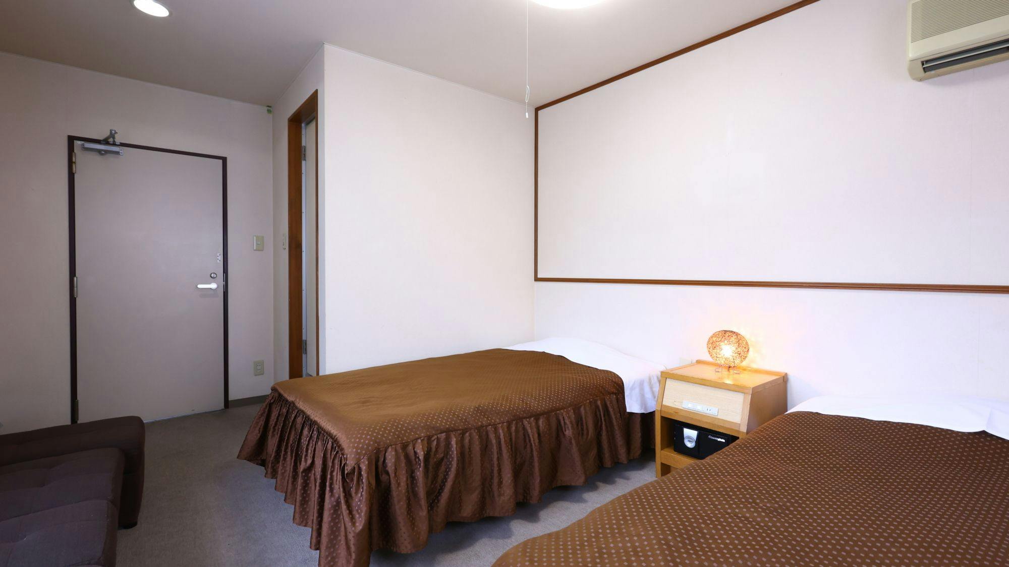 ตัวอย่างห้องพักแบบเตียงคู่สไตล์ตะวันตก พร้อมเครื่องปรับอากาศ