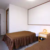 ตัวอย่างห้องพักแบบเตียงคู่สไตล์ตะวันตก พร้อมเครื่องปรับอากาศ