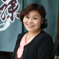 ・ยิ้มแย้มแจ่มใสและมีพลังเสมอ.