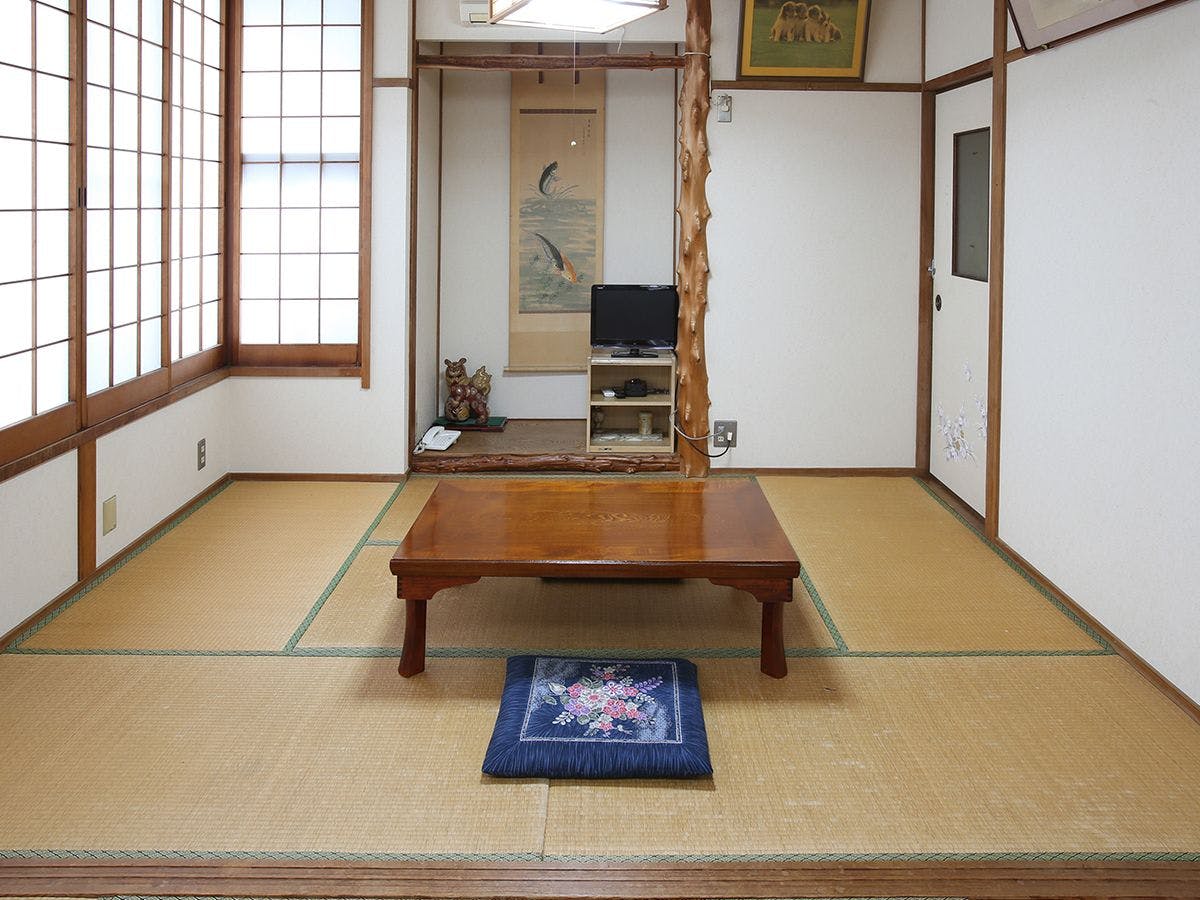 ・มีห้องสไตล์ญี่ปุ่น 10 เสื่อ + 8 เสื่อให้บริการ