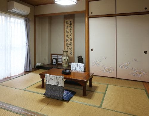・和室12畳　ゆっくりとお寛ぎいただけます