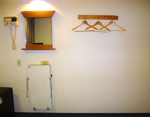 鏡・ヘヤードライヤ・ズボンプレッサ