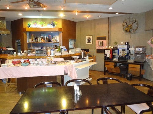 朝食カウンターとフリードリンクコーナー