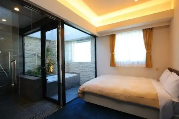 ห้องเตียงคู่พร้อมอ่างอาบน้ำกลางแจ้ง (รองรับผู้พิการ)