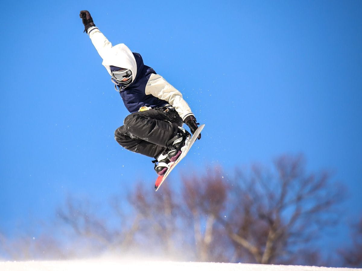 *Gambar snowboarding/Juga tersedia jalur berkelok