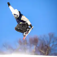 *Gambar snowboarding/Juga tersedia jalur berkelok