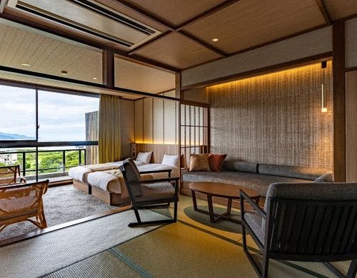 和室にソファを設えたくつろぎの空間